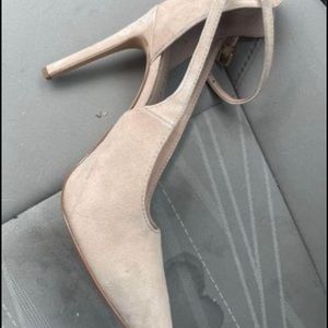 Size 9 Gianni binni nude heels.